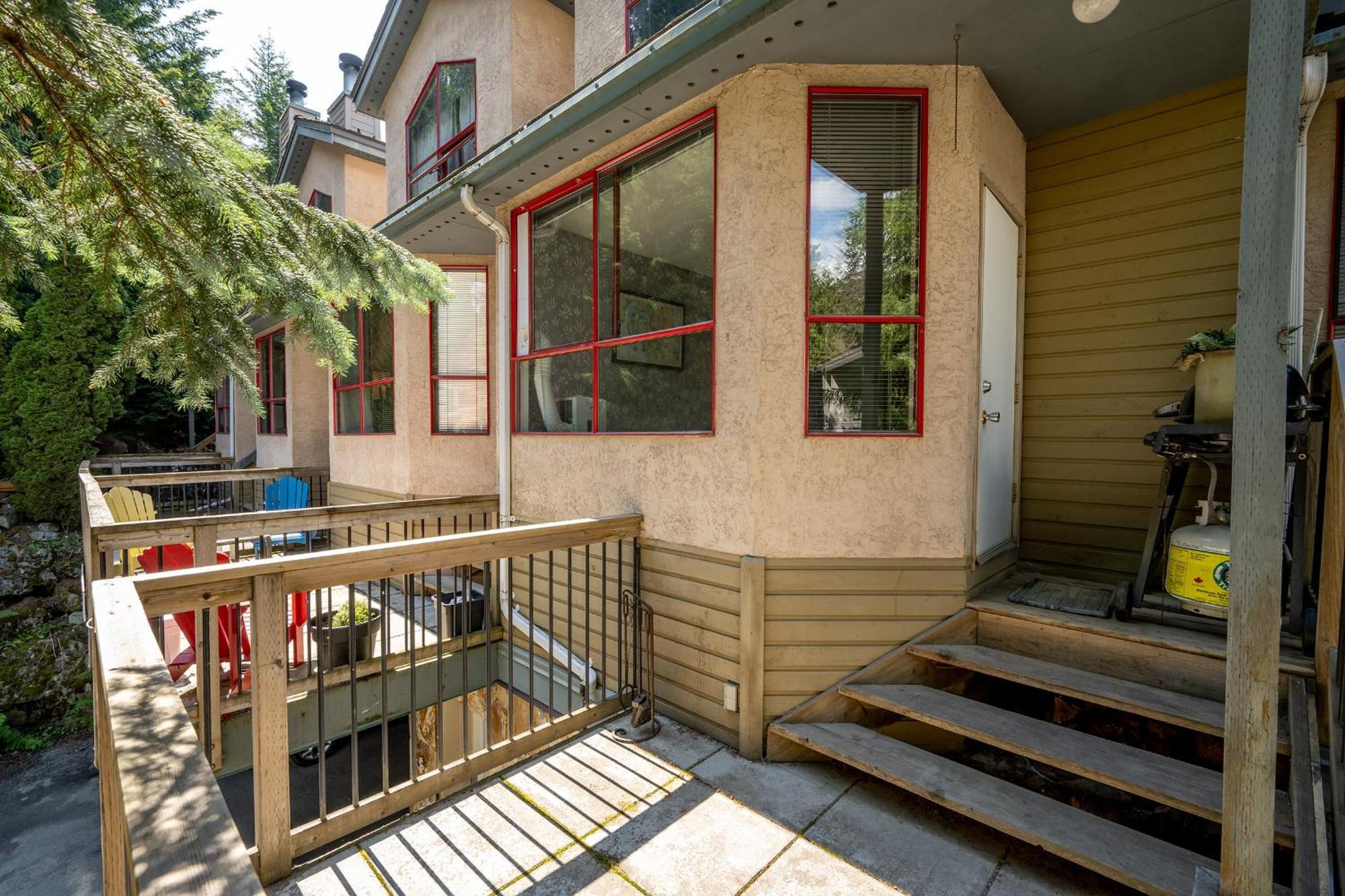 Cozy Creekside Two-storey *