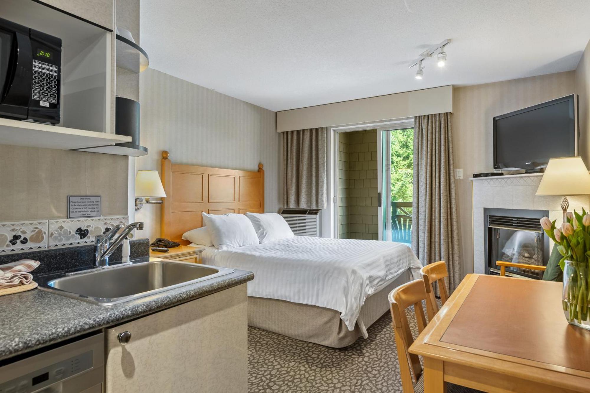 Pinnacle Hotel 3*