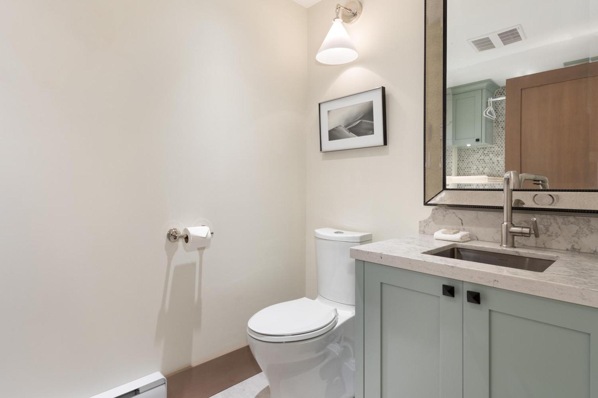 Holiday home Northern Lights 27 | Luxe Townhome With Private Hot Tub, Mountain Views & Media Den