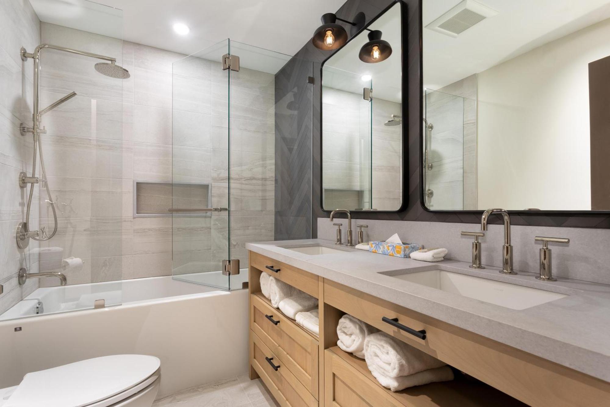 Holiday home Northern Lights 27 | Luxe Townhome With Private Hot Tub, Mountain Views & Media Den