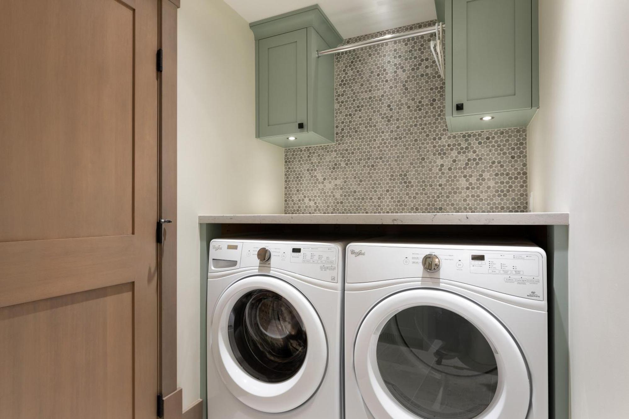 Northern Lights 27 | Luxe Townhome With Private Hot Tub, Mountain Views & Media Den Holiday home