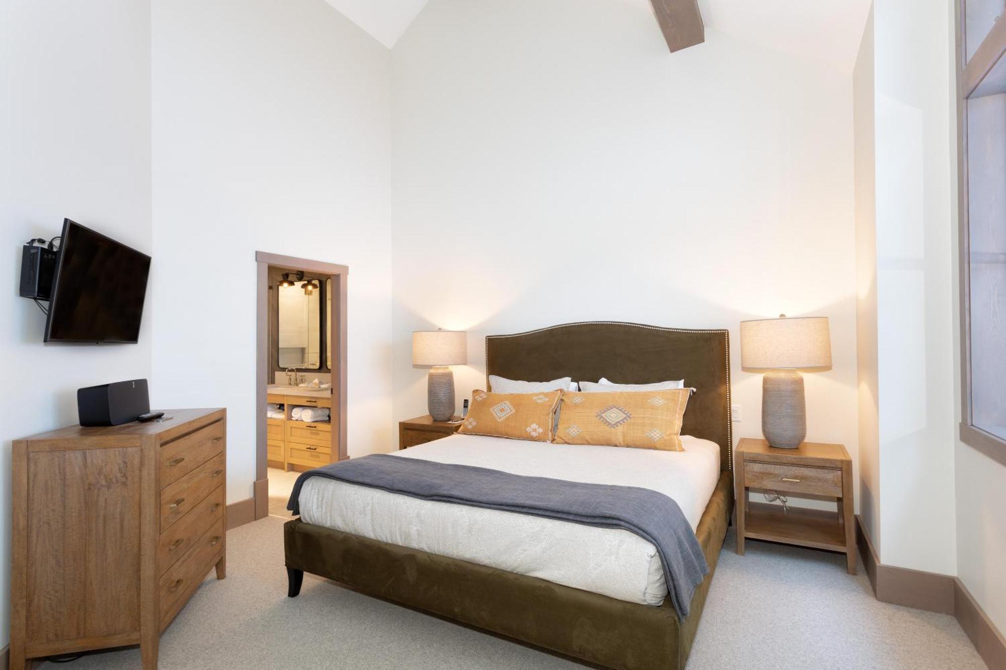 Northern Lights 27 | Luxe Townhome With Private Hot Tub, Mountain Views & Media Den Holiday home