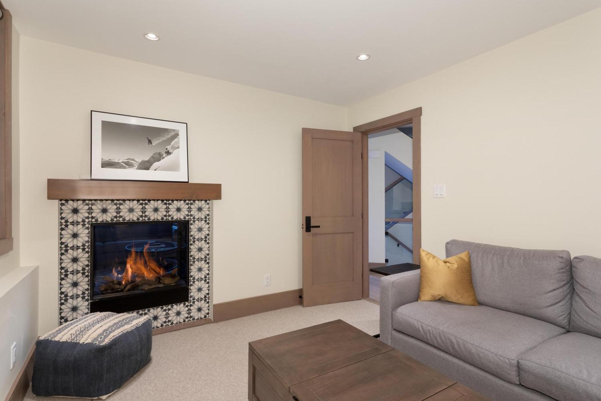 Northern Lights 27 | Luxe Townhome With Private Hot Tub, Mountain Views & Media Den Holiday home *