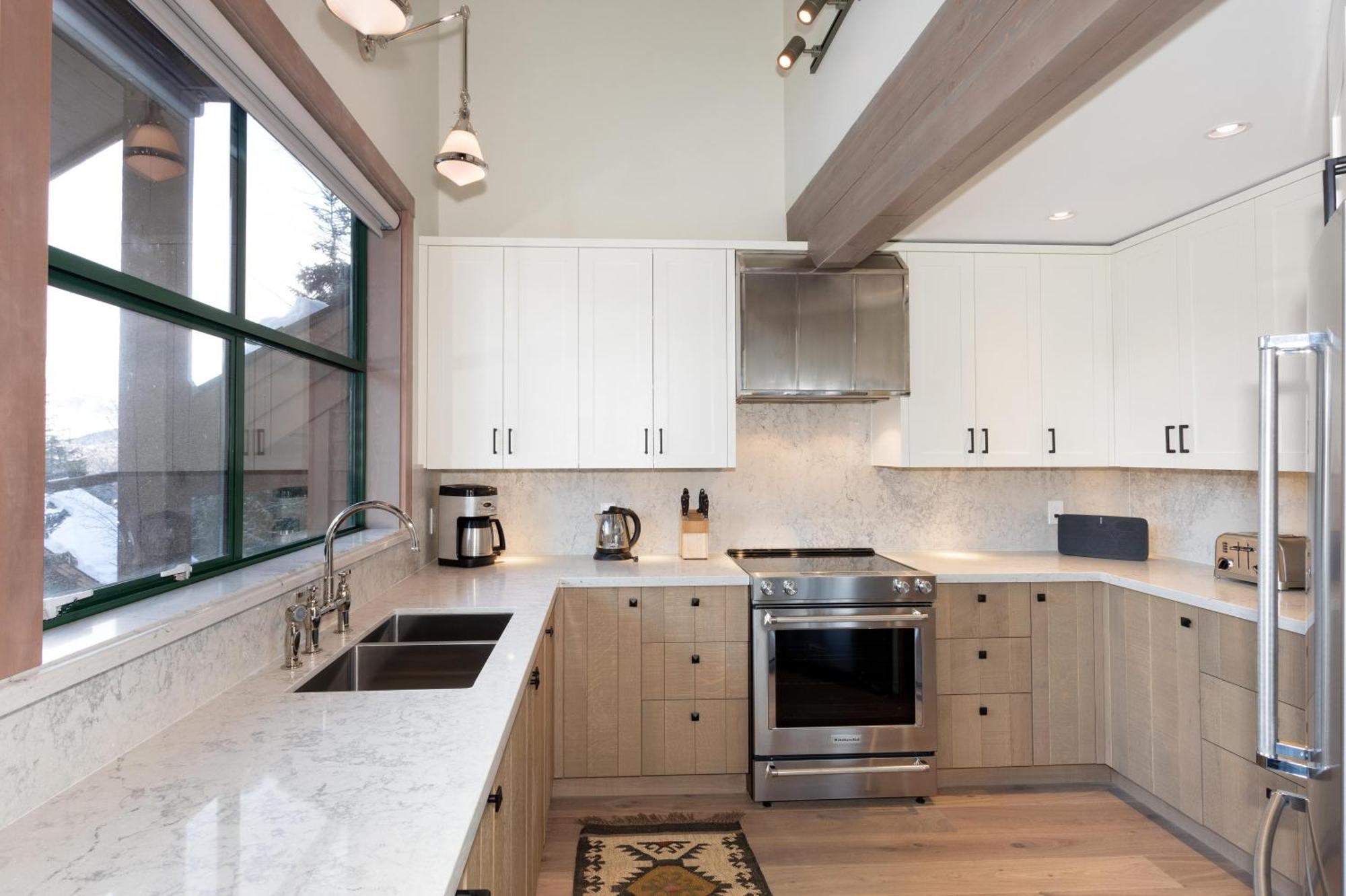Northern Lights 27 | Luxe Townhome With Private Hot Tub, Mountain Views & Media Den Holiday home *