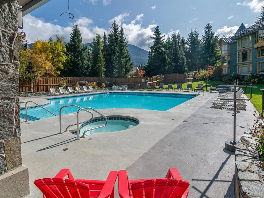 Cascade Premium Suite, With Pool & Hot Tub * Whistler
