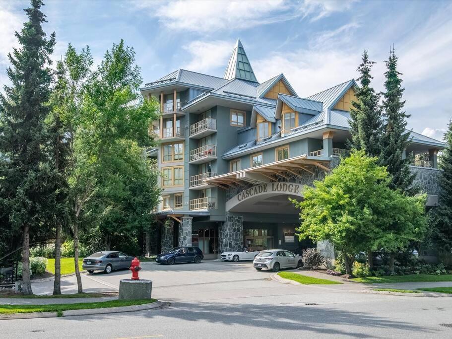 Cascade Premium Suite, With Pool & Hot Tub Whistler