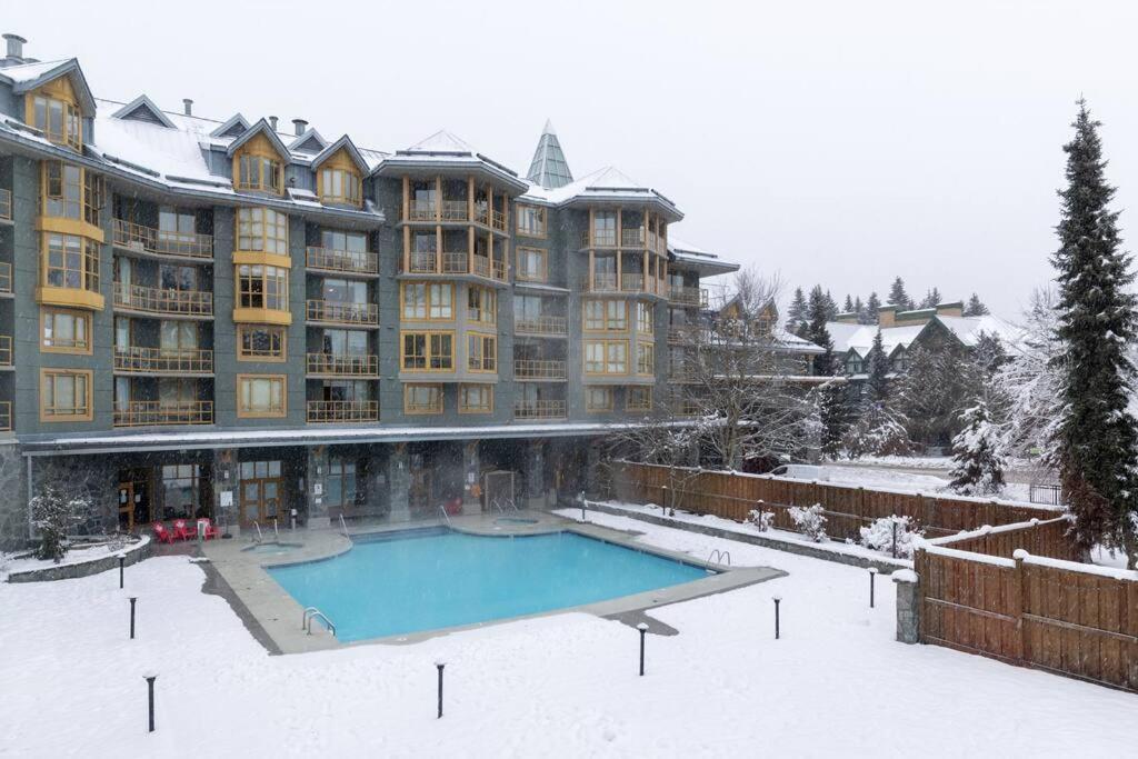 Cascade Premium Suite, With Pool & Hot Tub * Whistler