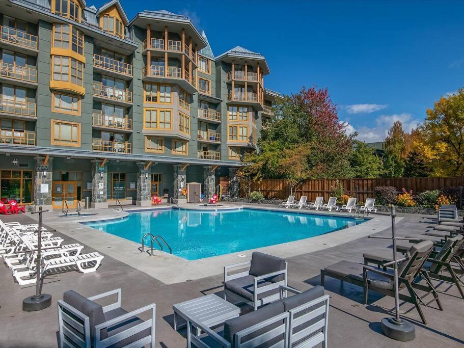 Cascade Premium Suite, With Pool & Hot Tub * Whistler