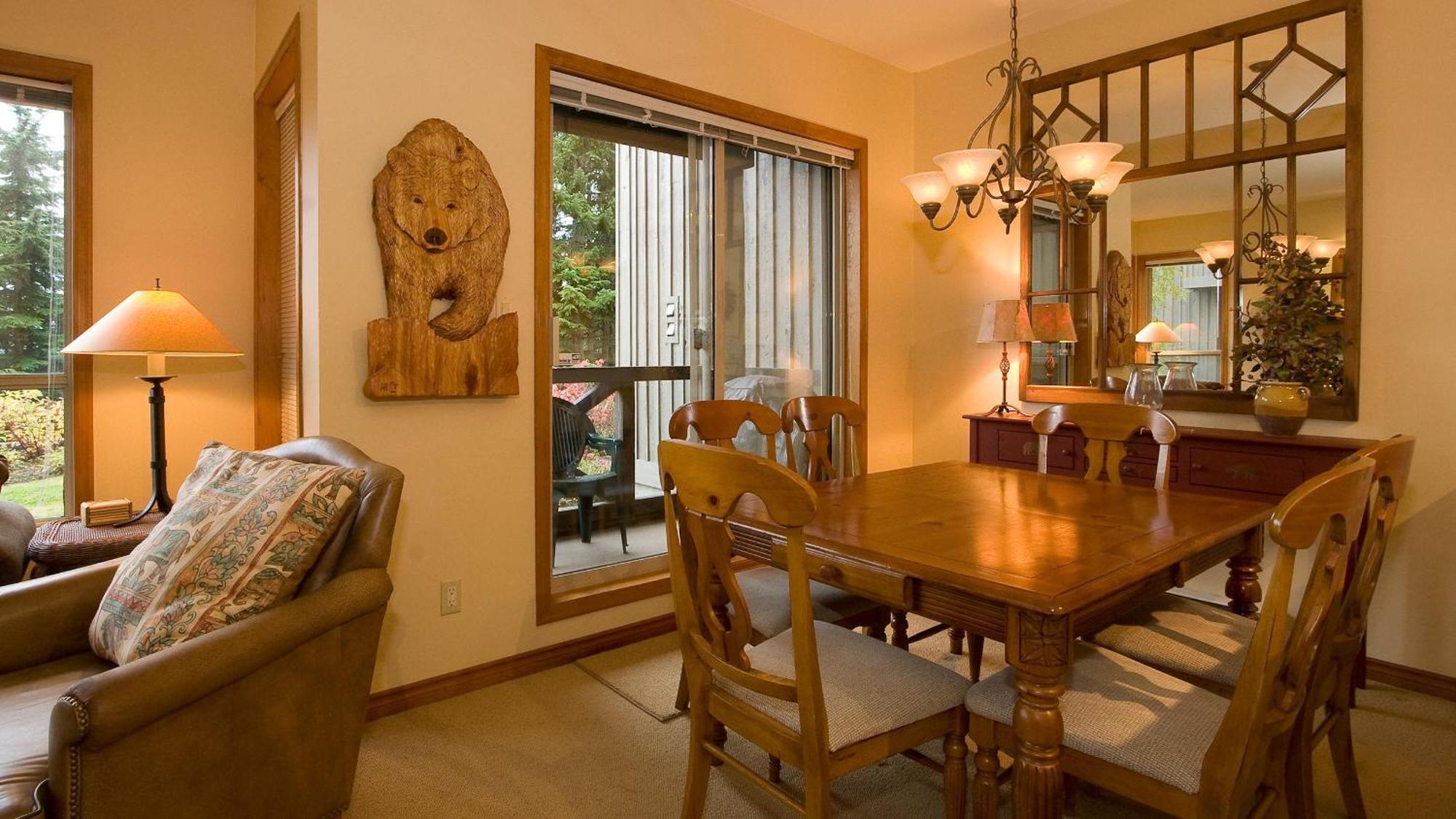 Holiday home Painted Cliff 28 | Ski-in-ski-out Townhouse On Blackcomb W/ Hot Tub, Fireplace, Parking Whistler