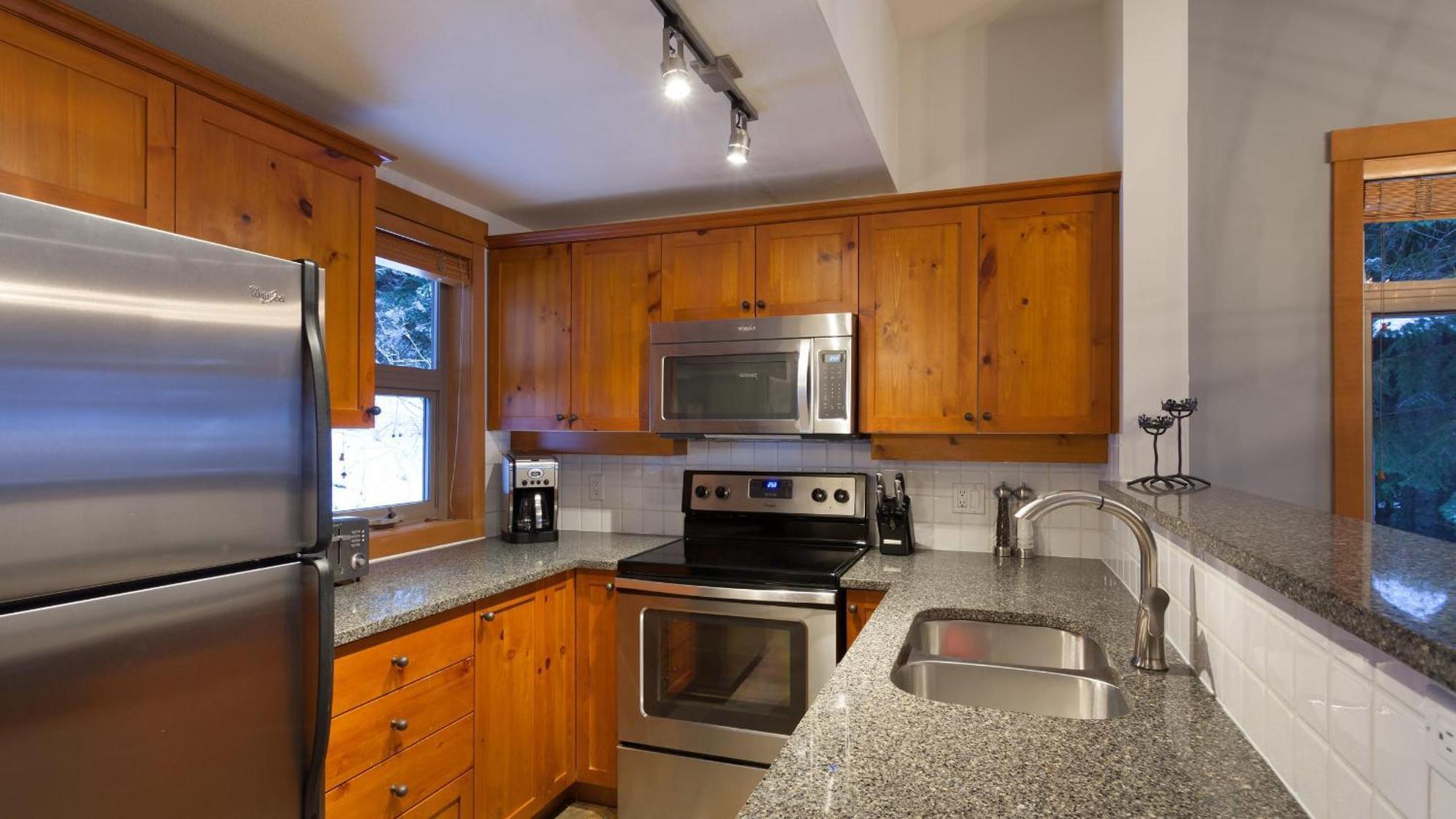 Mountain Star 1 | Mountain Townhome With Hot Tub, 100m From Slopes, Free Village Shuttle Holiday home
