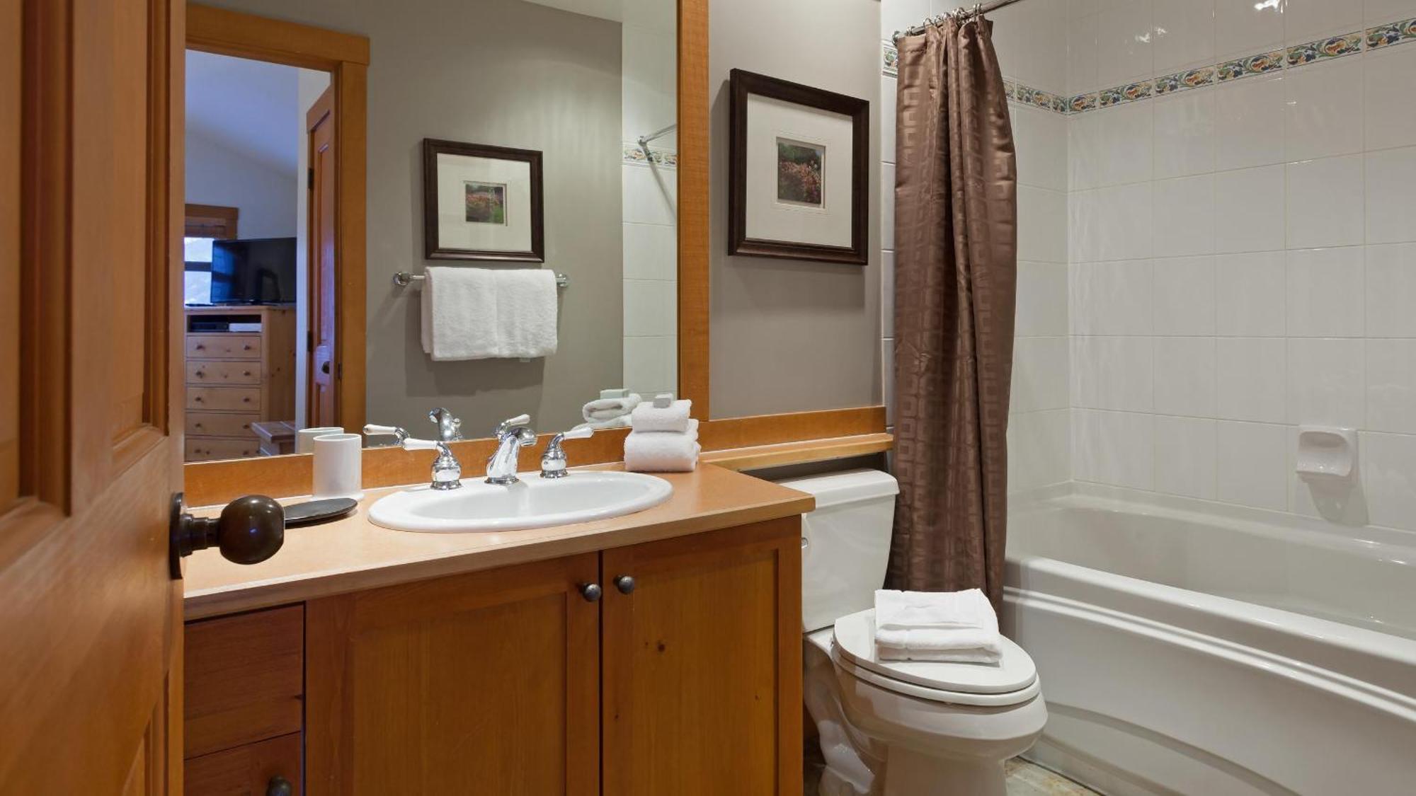 Mountain Star 1 | Mountain Townhome With Hot Tub, 100m From Slopes, Free Village Shuttle Holiday home