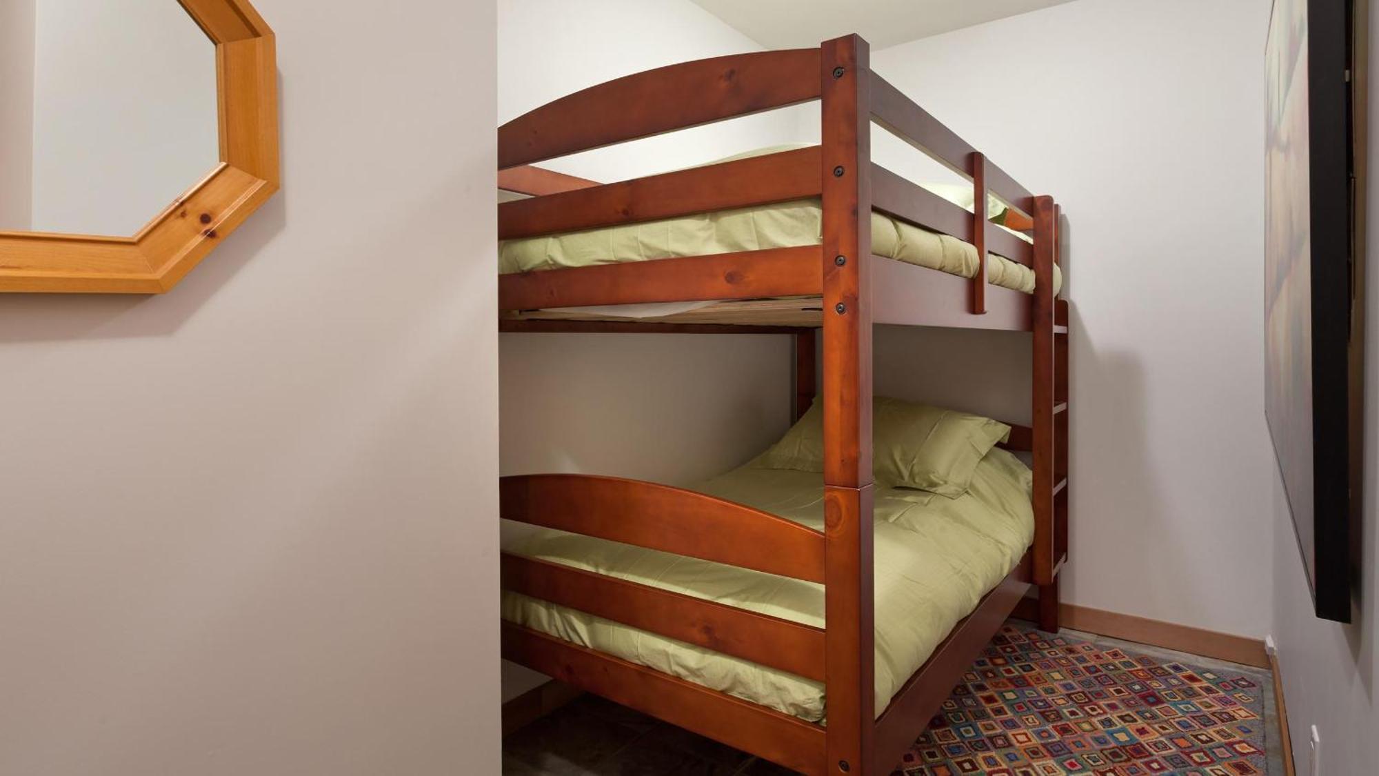 Mountain Star 1 | Mountain Townhome With Hot Tub, 100m From Slopes, Free Village Shuttle Holiday home