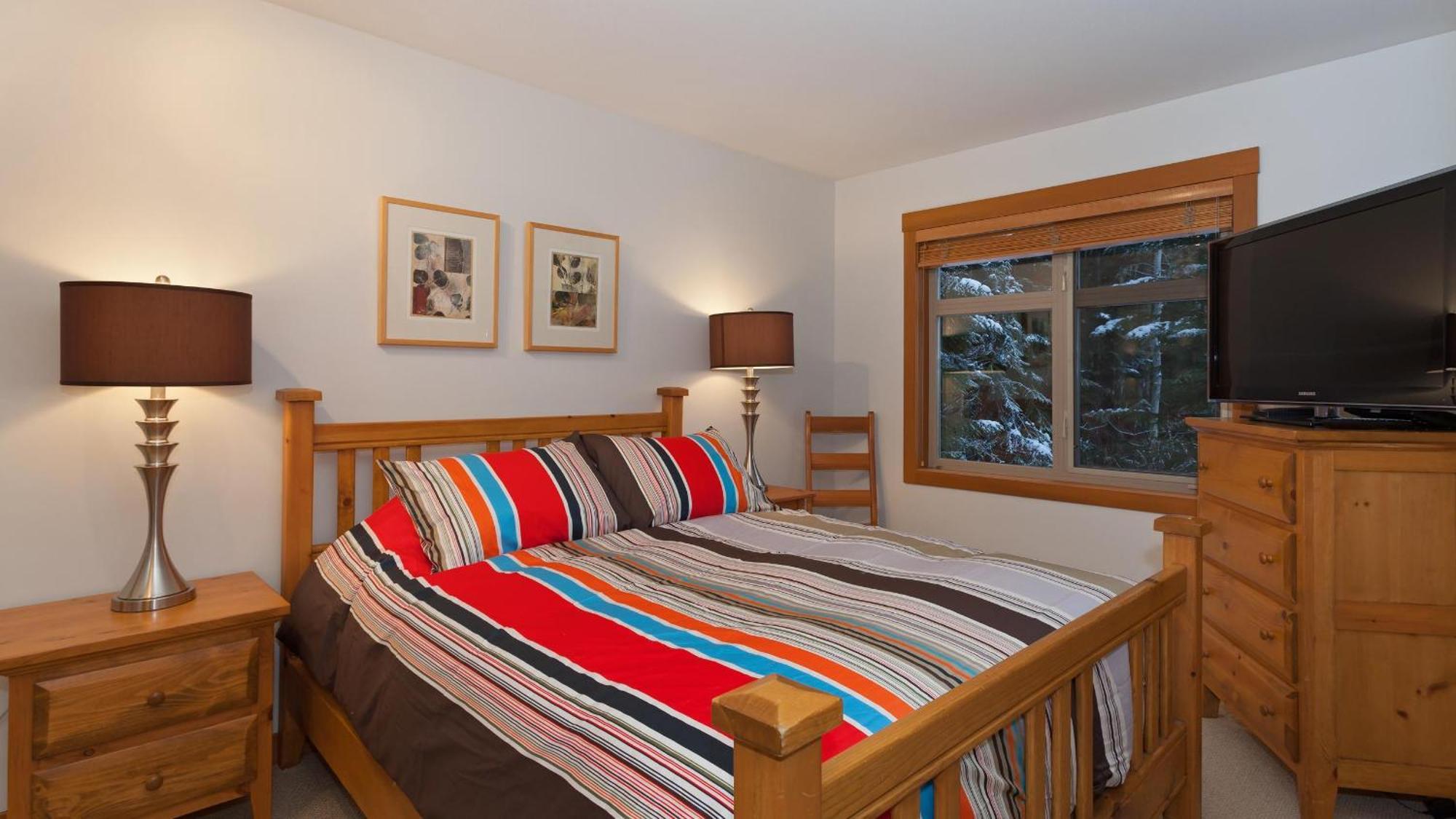 Holiday home Mountain Star 1 | Mountain Townhome With Hot Tub, 100m From Slopes, Free Village Shuttle Whistler
