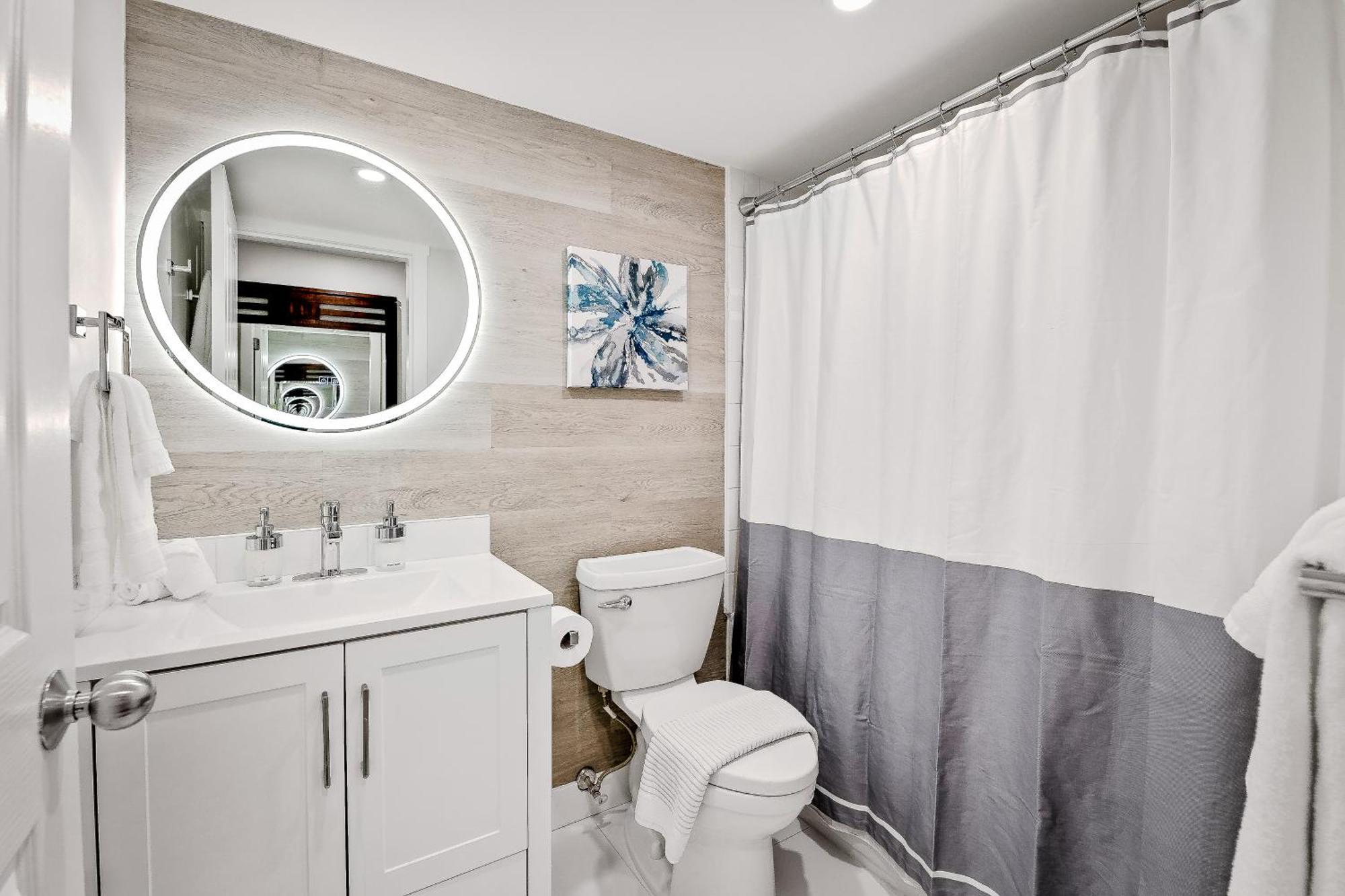 Village, Private Hot Tub, Free Parking Apartment Whistler