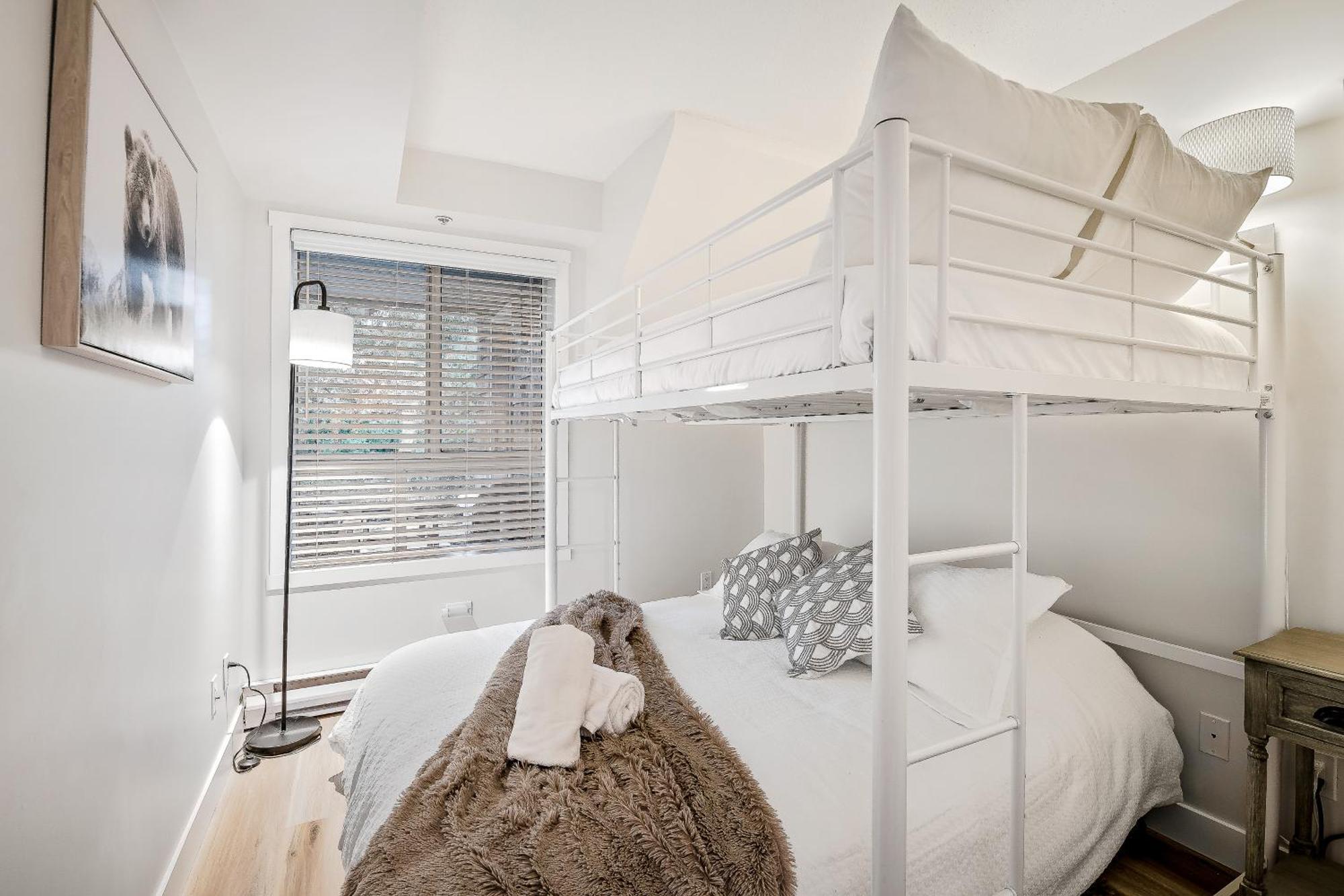 Village, Private Hot Tub, Free Parking Apartment