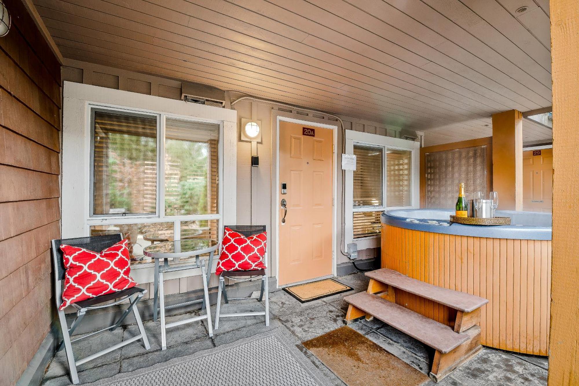Village, Private Hot Tub, Free Parking Apartment