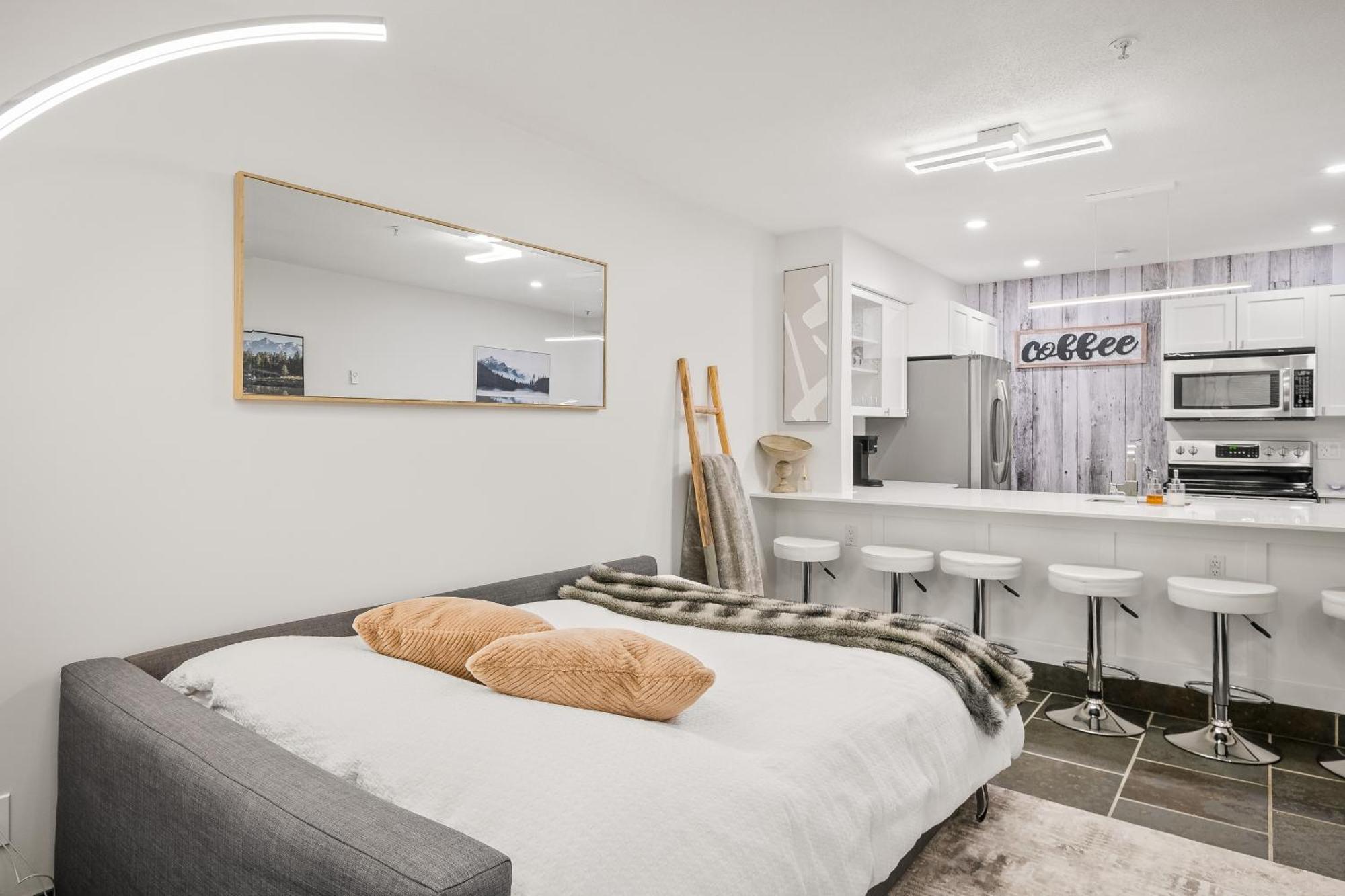 Village, Private Hot Tub, Free Parking Apartment Whistler