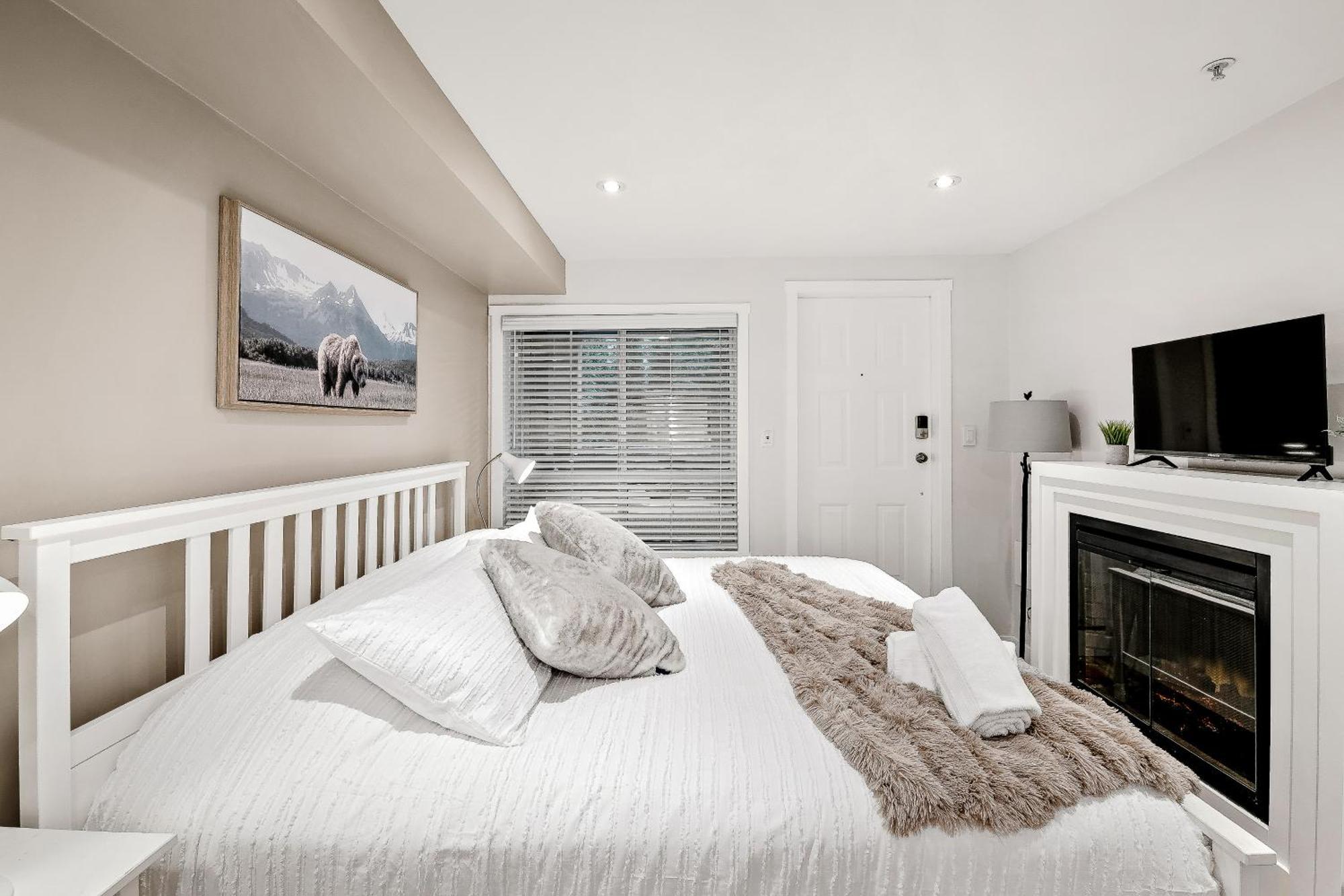 Village, Private Hot Tub, Free Parking Apartment Whistler