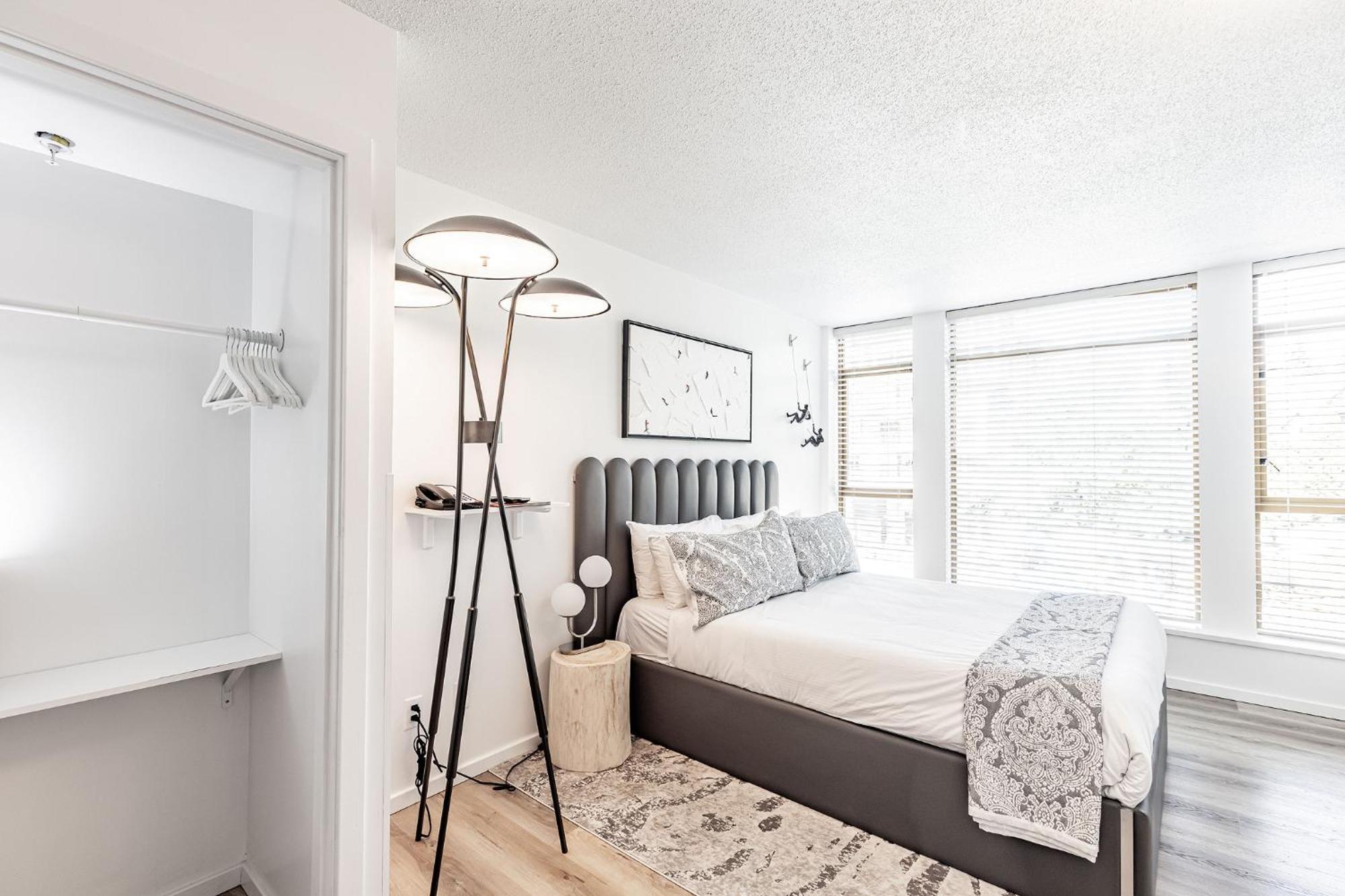 Cascade Premium Suite, With Pool & Hot Tub Whistler