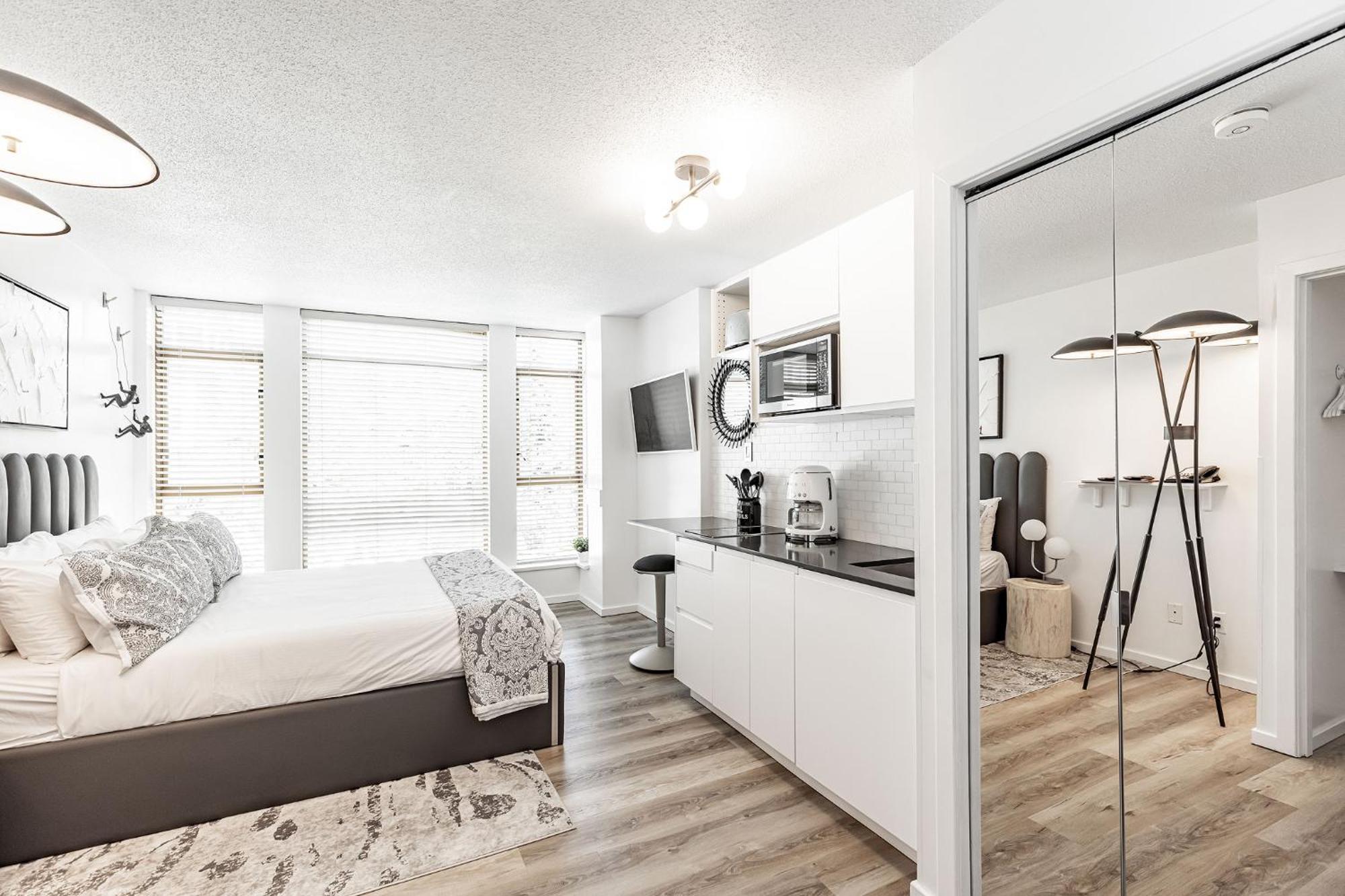 Cascade Premium Suite, With Pool & Hot Tub * Whistler