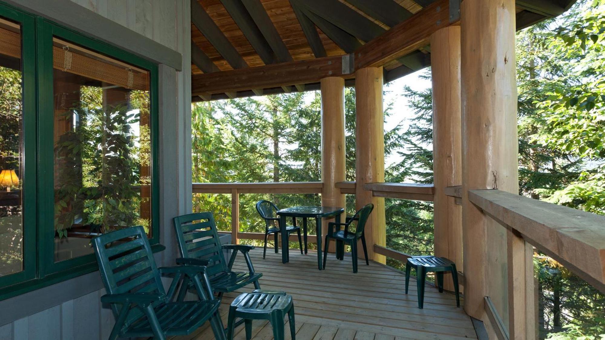 Taluswood 41 | Spacious Cabin-style W/ Access, Private Hot Tub & Media Den