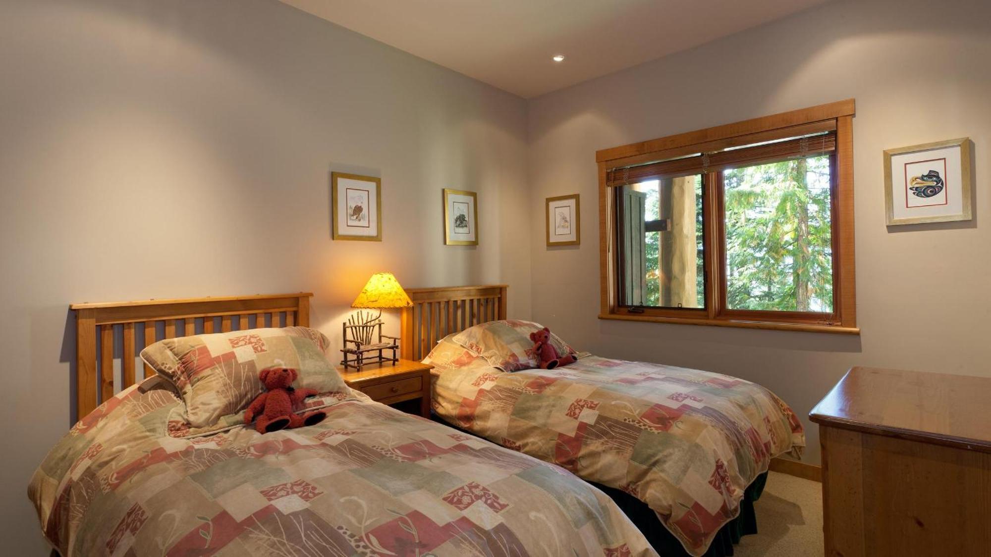 Holiday home Taluswood 41 | Spacious Cabin-style W/ Access, Private Hot Tub & Media Den