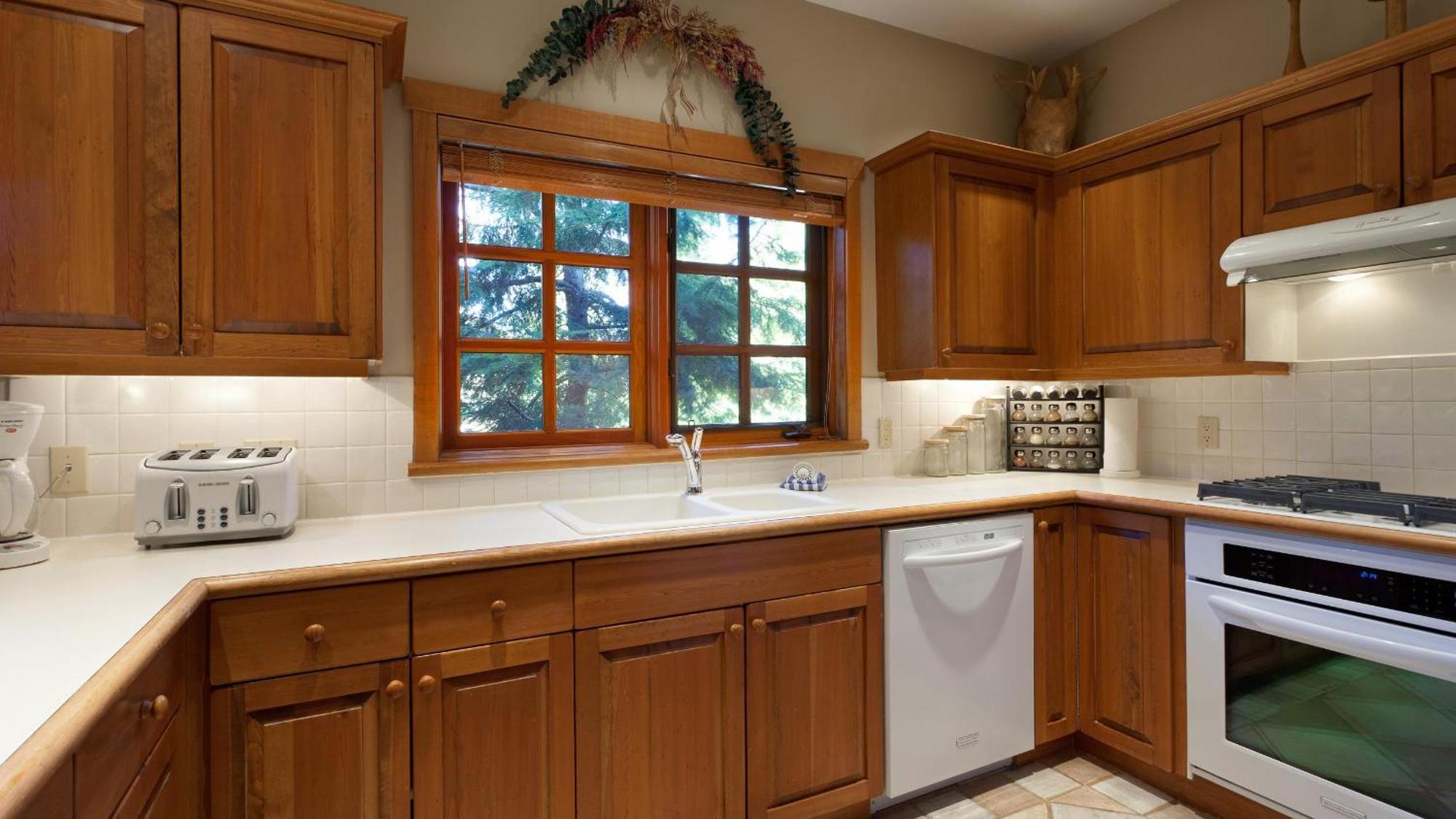 Taluswood 41 | Spacious Cabin-style W/ Access, Private Hot Tub & Media Den *