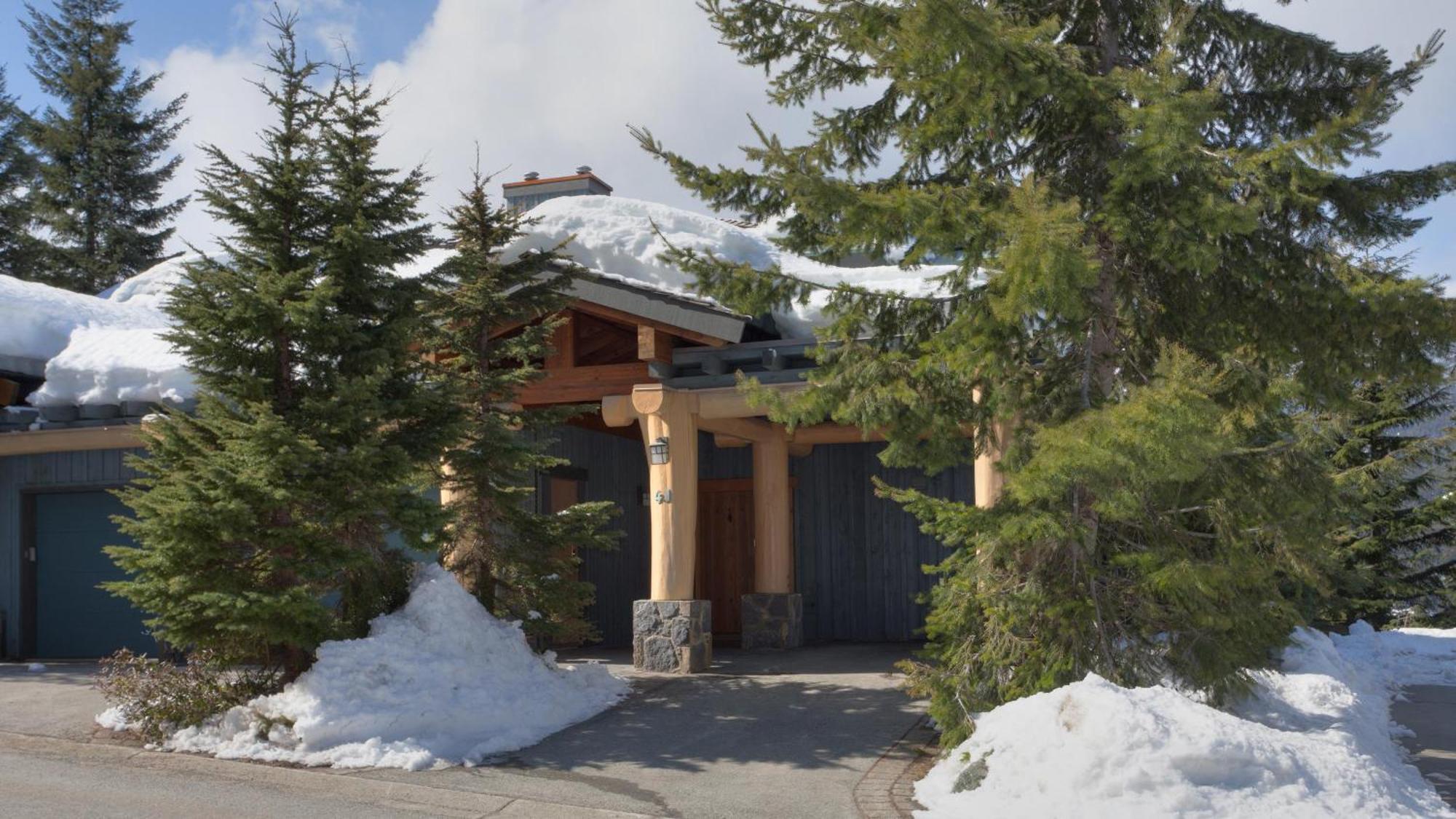 Holiday home Taluswood 41 | Spacious Cabin-style W/ Access, Private Hot Tub & Media Den *