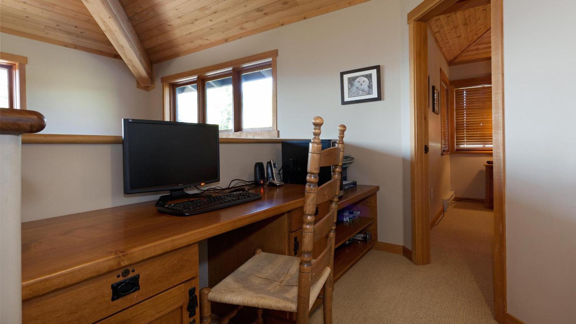 Taluswood 41 | Spacious Cabin-style W/ Access, Private Hot Tub & Media Den * Whistler