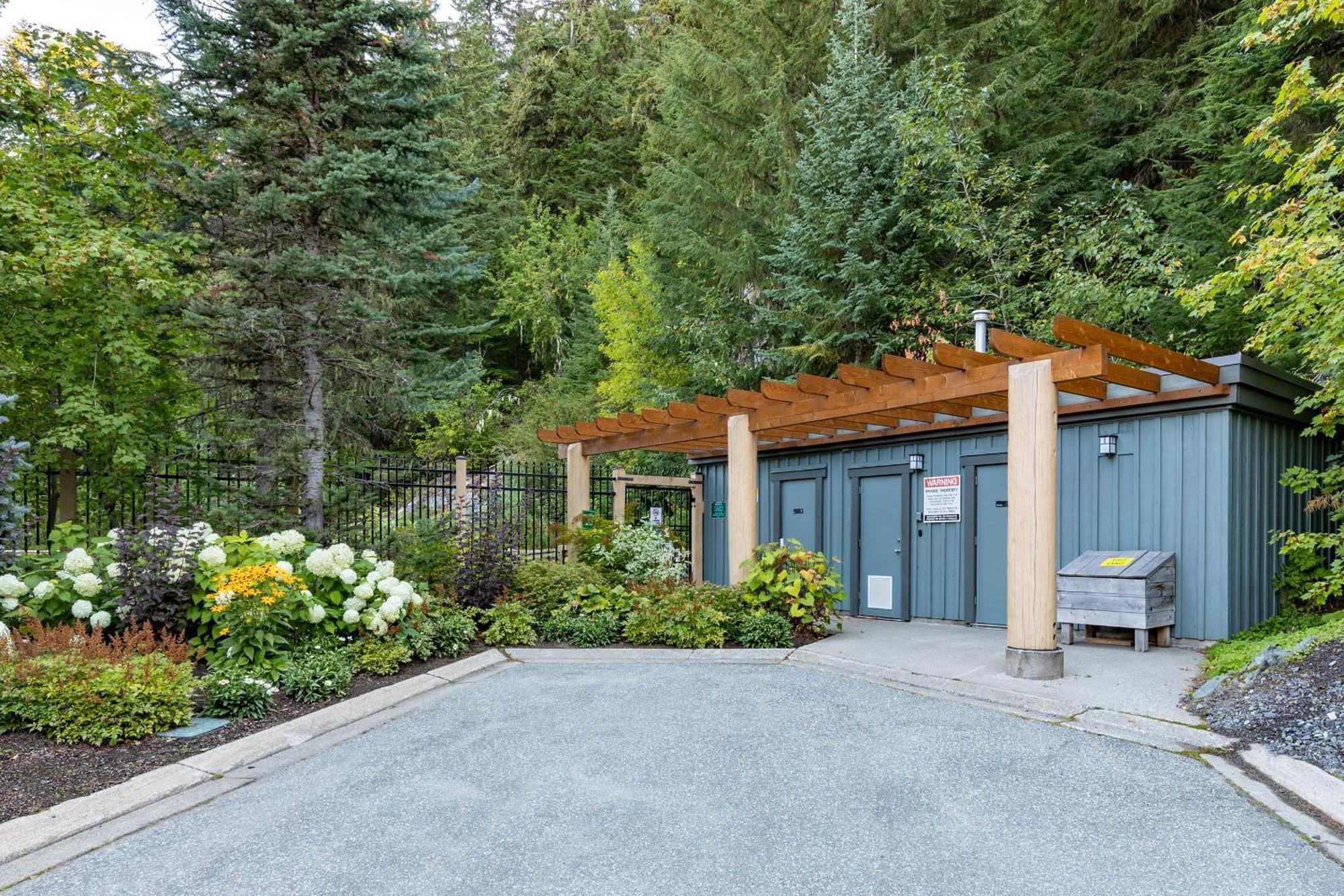 Holiday home Taluswood 41 | Spacious Cabin-style W/ Access, Private Hot Tub & Media Den
