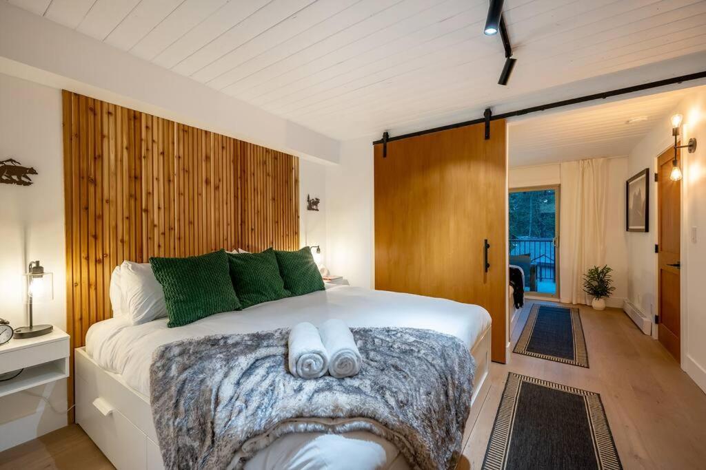 Powder & Pines Luxury Apartment Whistler