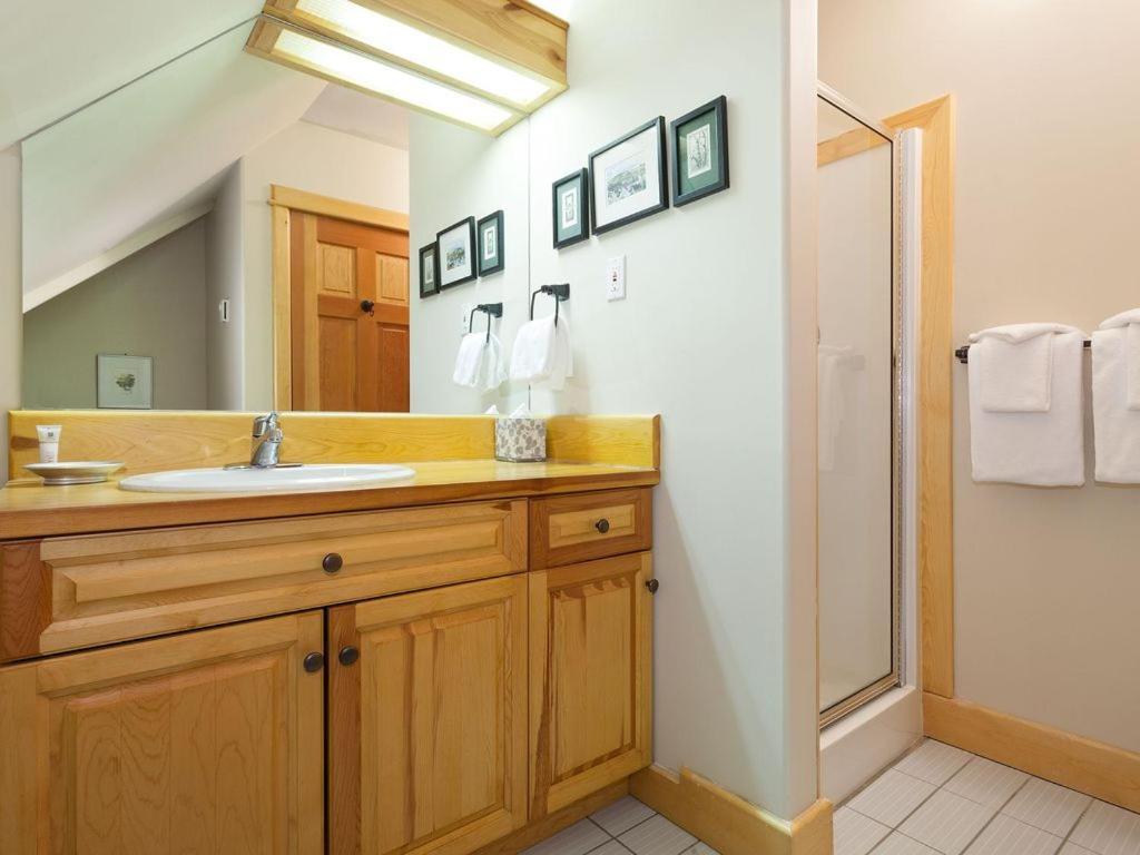 Beautiful 5 Bedroom Log With Spectacular Views
