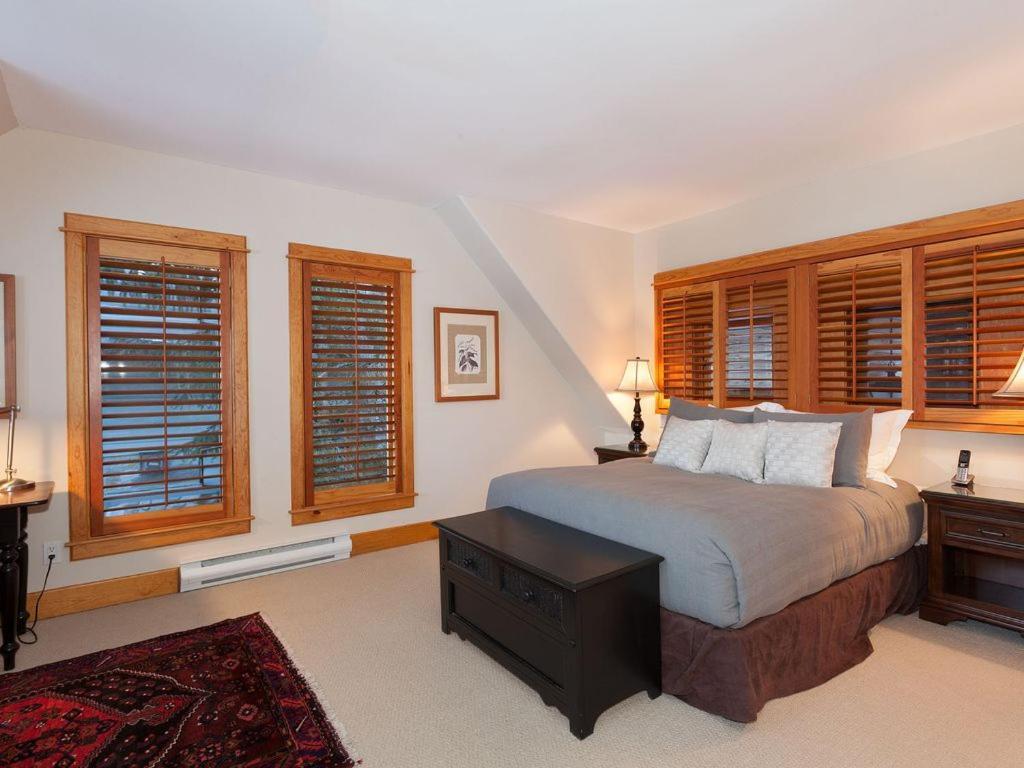 Beautiful 5 Bedroom Log With Spectacular Views *