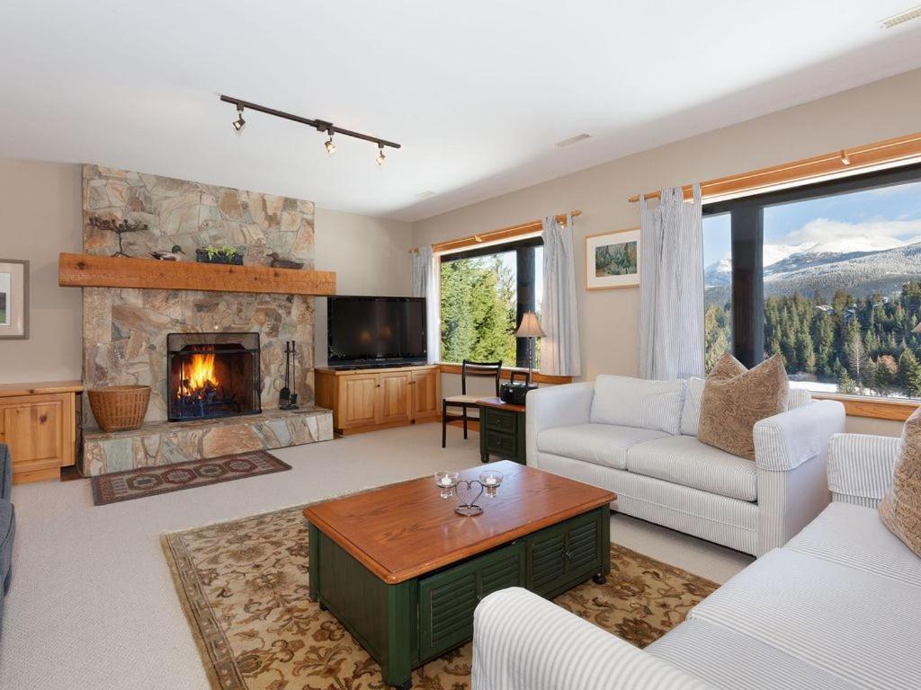 Beautiful 5 Bedroom Log With Spectacular Views *
