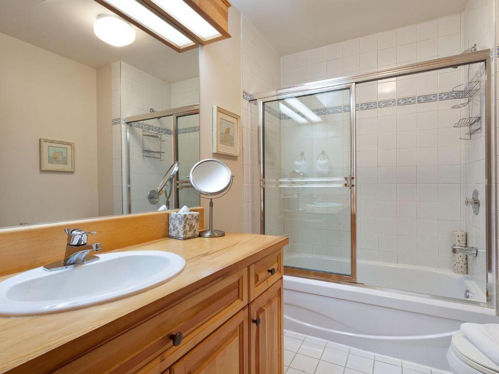 Beautiful 5 Bedroom Log With Spectacular Views Holiday home Whistler