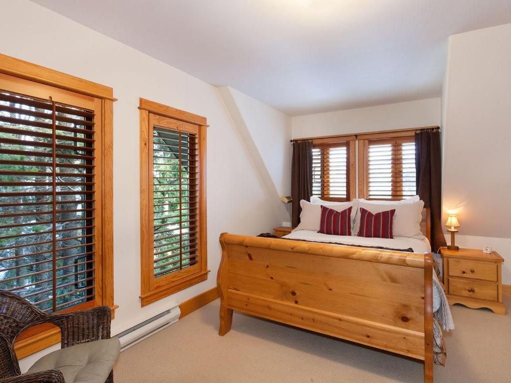 Beautiful 5 Bedroom Log With Spectacular Views Holiday home
