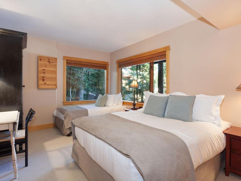 Beautiful 5 Bedroom Log With Spectacular Views Holiday home *