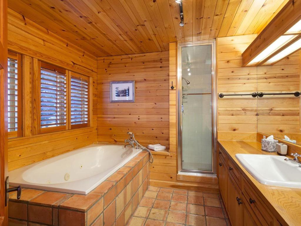 Holiday home Beautiful 5 Bedroom Log With Spectacular Views *