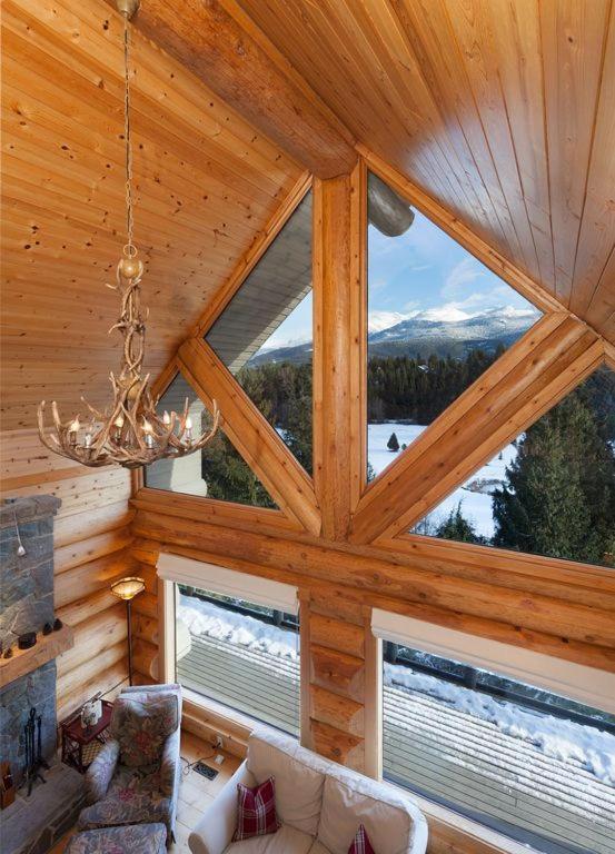 Beautiful 5 Bedroom Log With Spectacular Views Holiday home Whistler