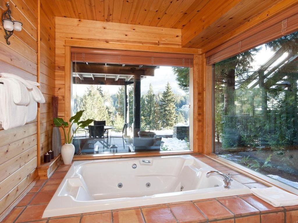 Beautiful 5 Bedroom Log With Spectacular Views Holiday home *