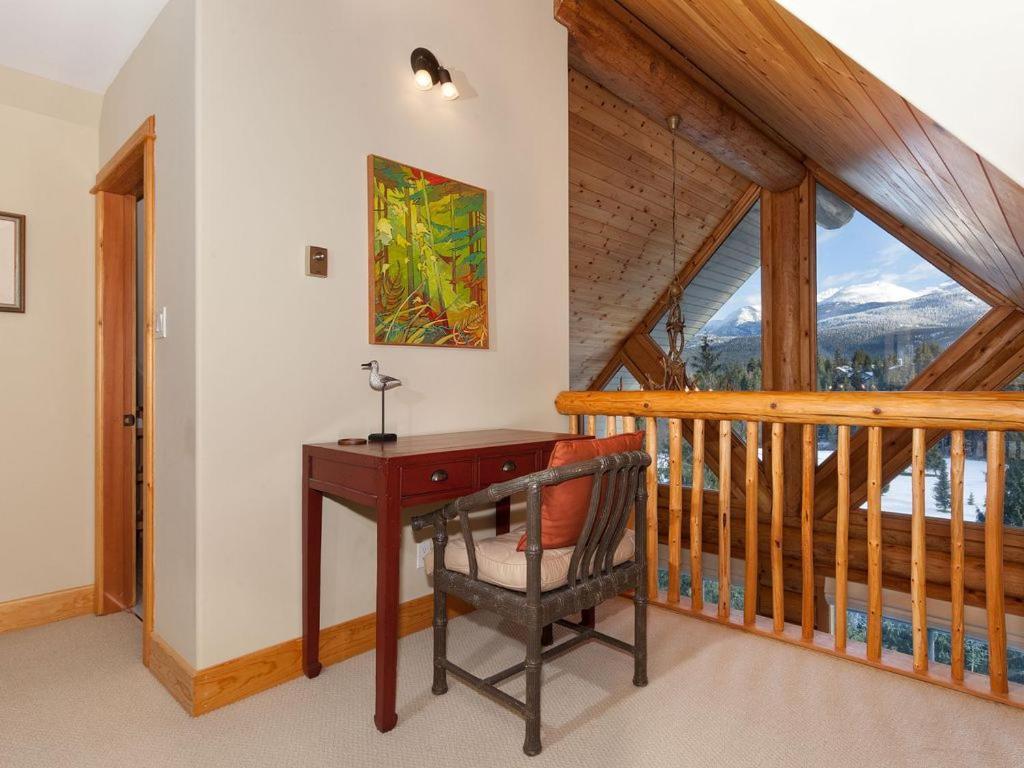 Beautiful 5 Bedroom Log With Spectacular Views