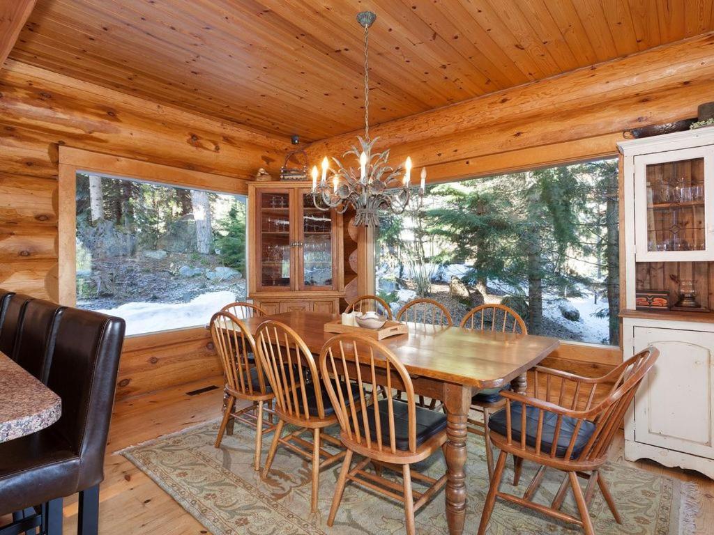 Beautiful 5 Bedroom Log With Spectacular Views Holiday home Whistler