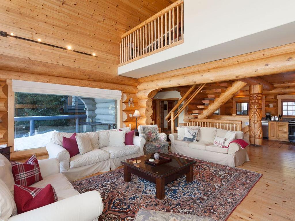Holiday home Beautiful 5 Bedroom Log With Spectacular Views Whistler