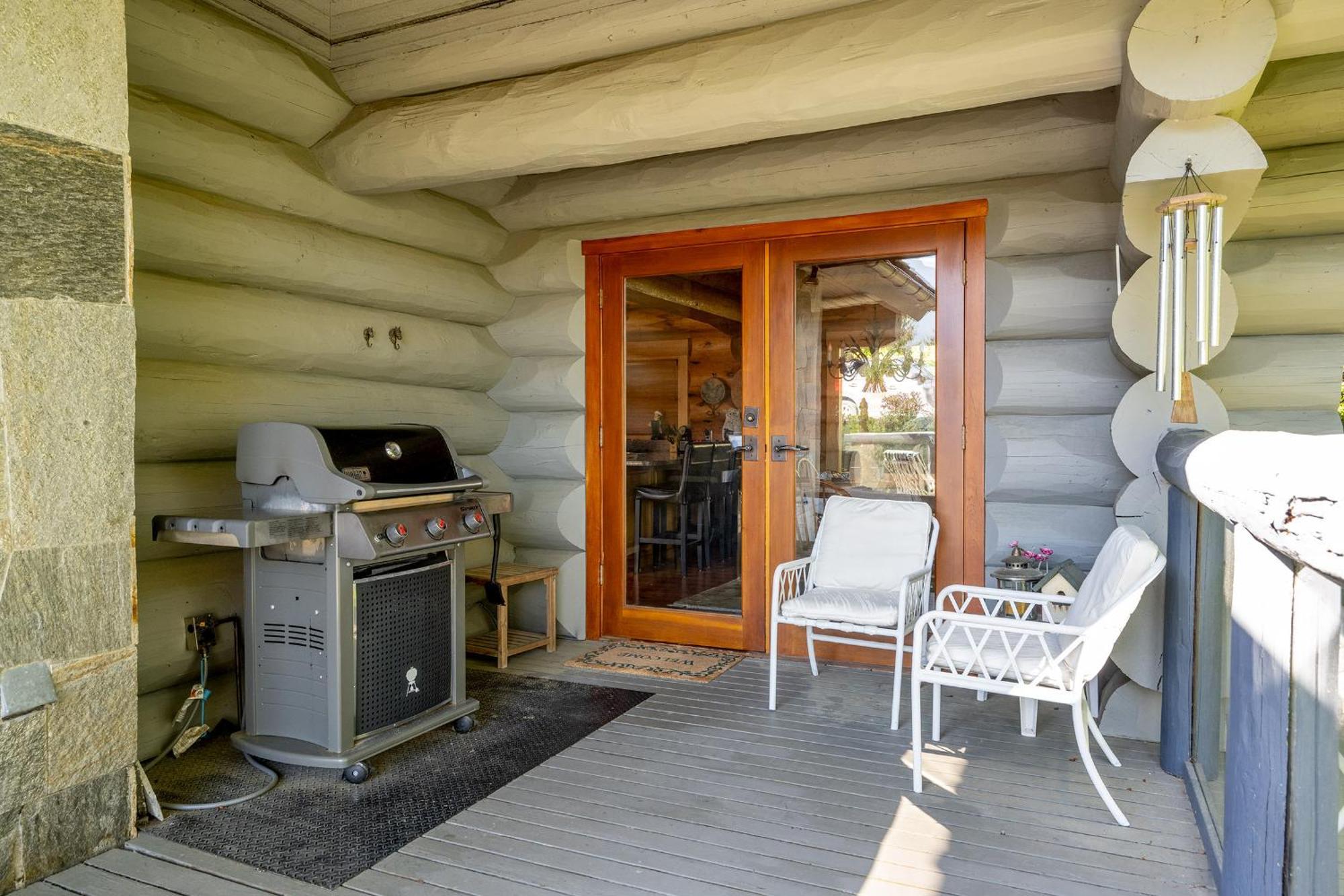 Beautiful 5 Bedroom Log With Spectacular Views *