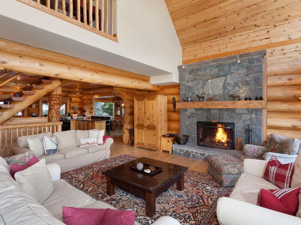 Beautiful 5 Bedroom Log With Spectacular Views Holiday home *