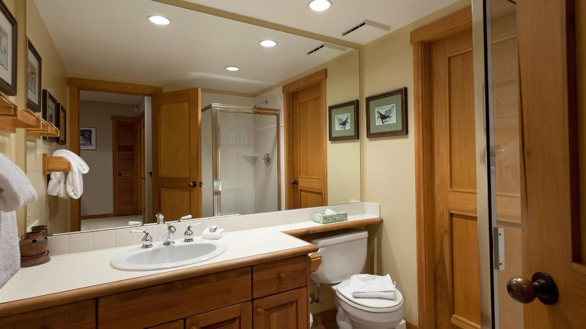 Taluswood 41 | Spacious Cabin-style W/ Access, Private Hot Tub & Media Den Holiday home Whistler