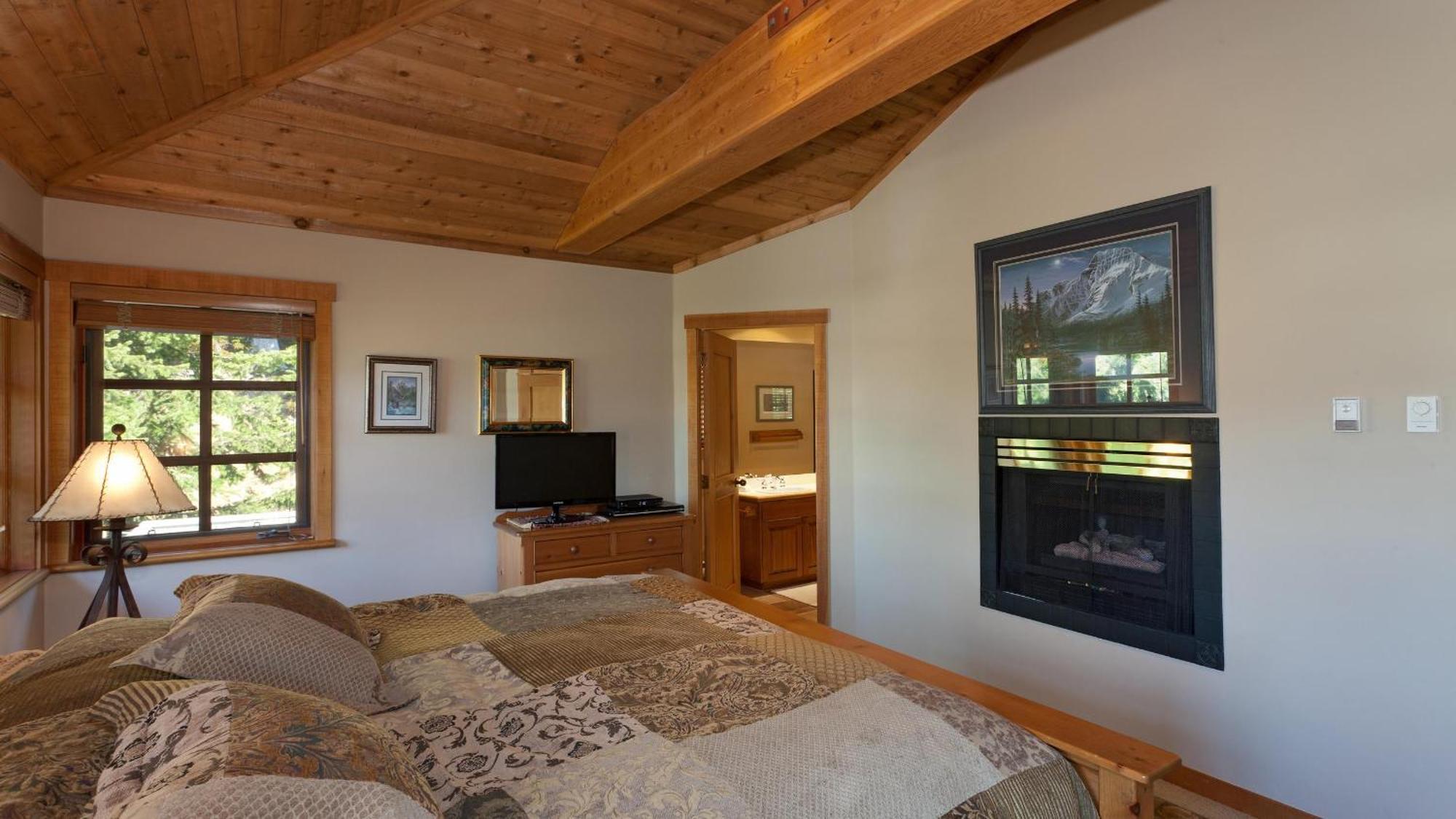 Taluswood 41 | Spacious Cabin-style W/ Access, Private Hot Tub & Media Den *