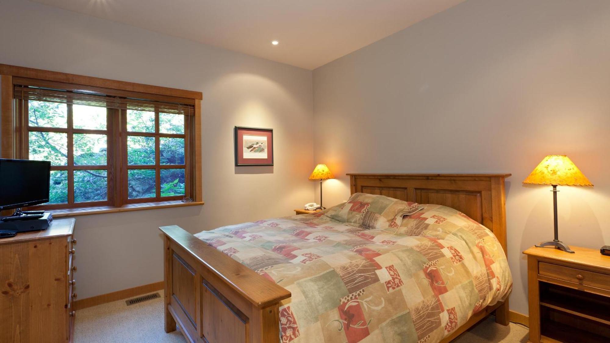 Taluswood 41 | Spacious Cabin-style W/ Access, Private Hot Tub & Media Den * Whistler