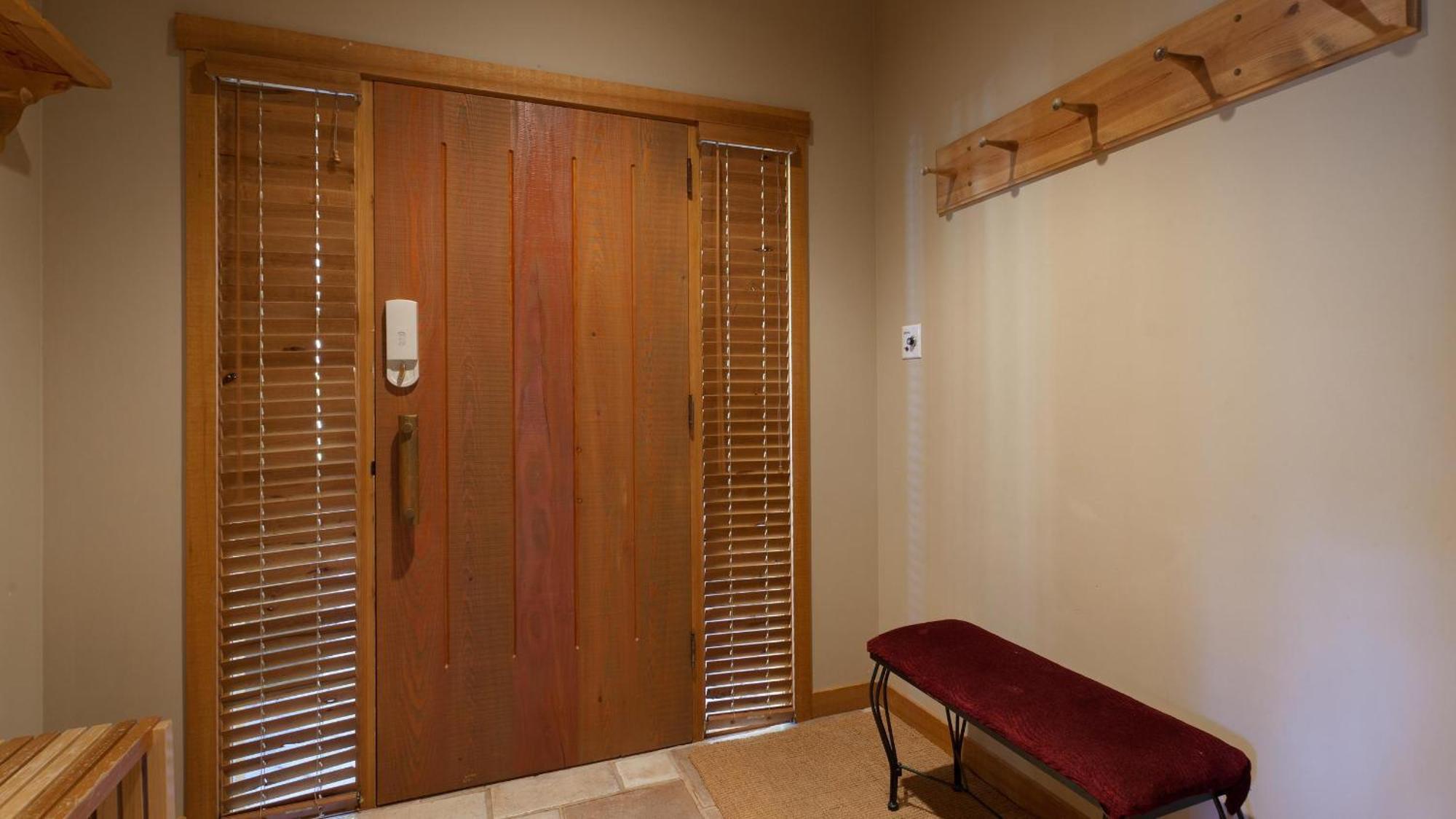 Taluswood 41 | Spacious Cabin-style W/ Access, Private Hot Tub & Media Den Holiday home *