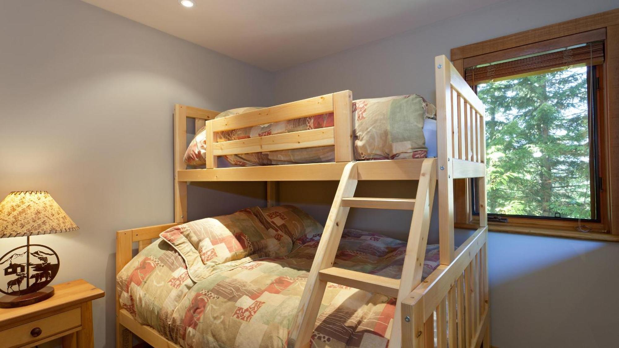 Holiday home Taluswood 41 | Spacious Cabin-style W/ Access, Private Hot Tub & Media Den *